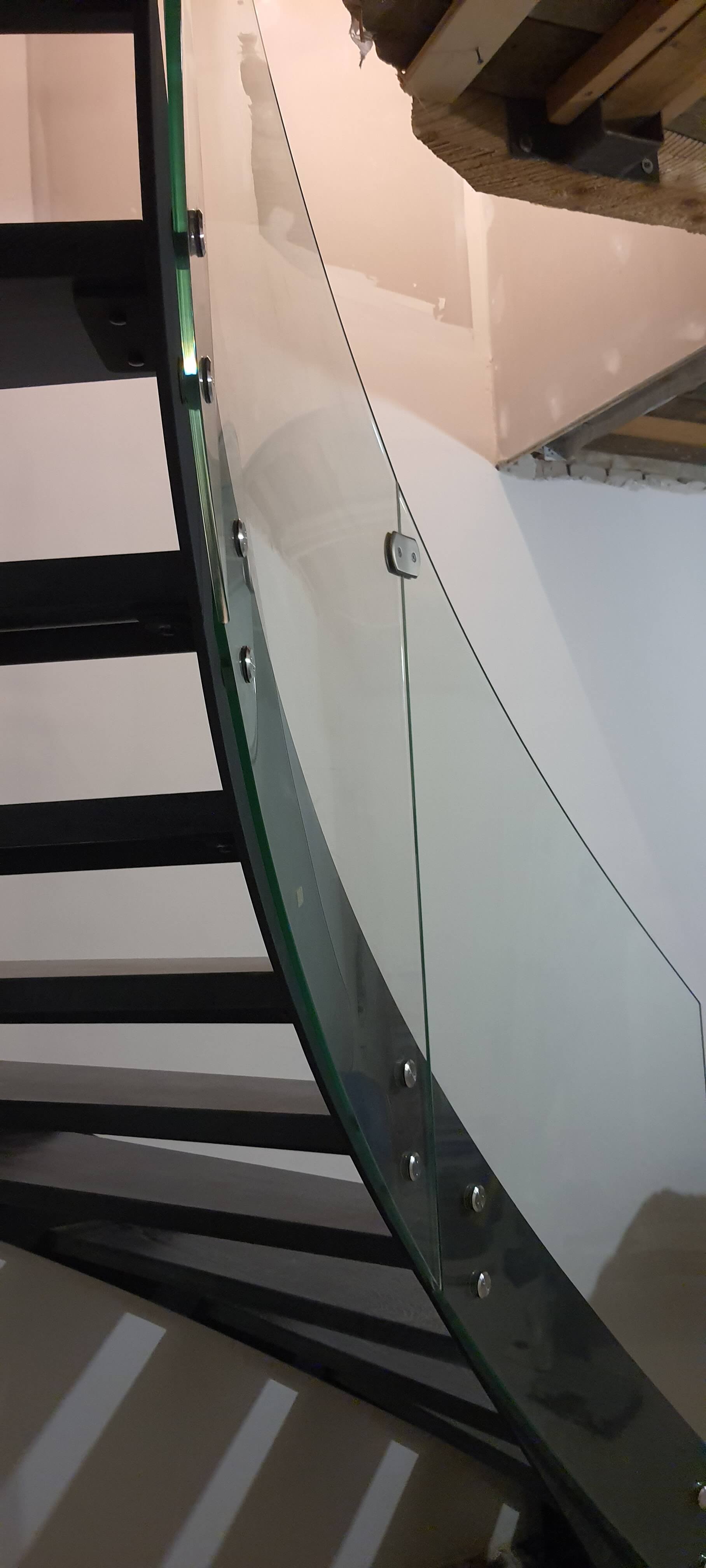 Дизайнерская лестница, ограждение гнутое стекло