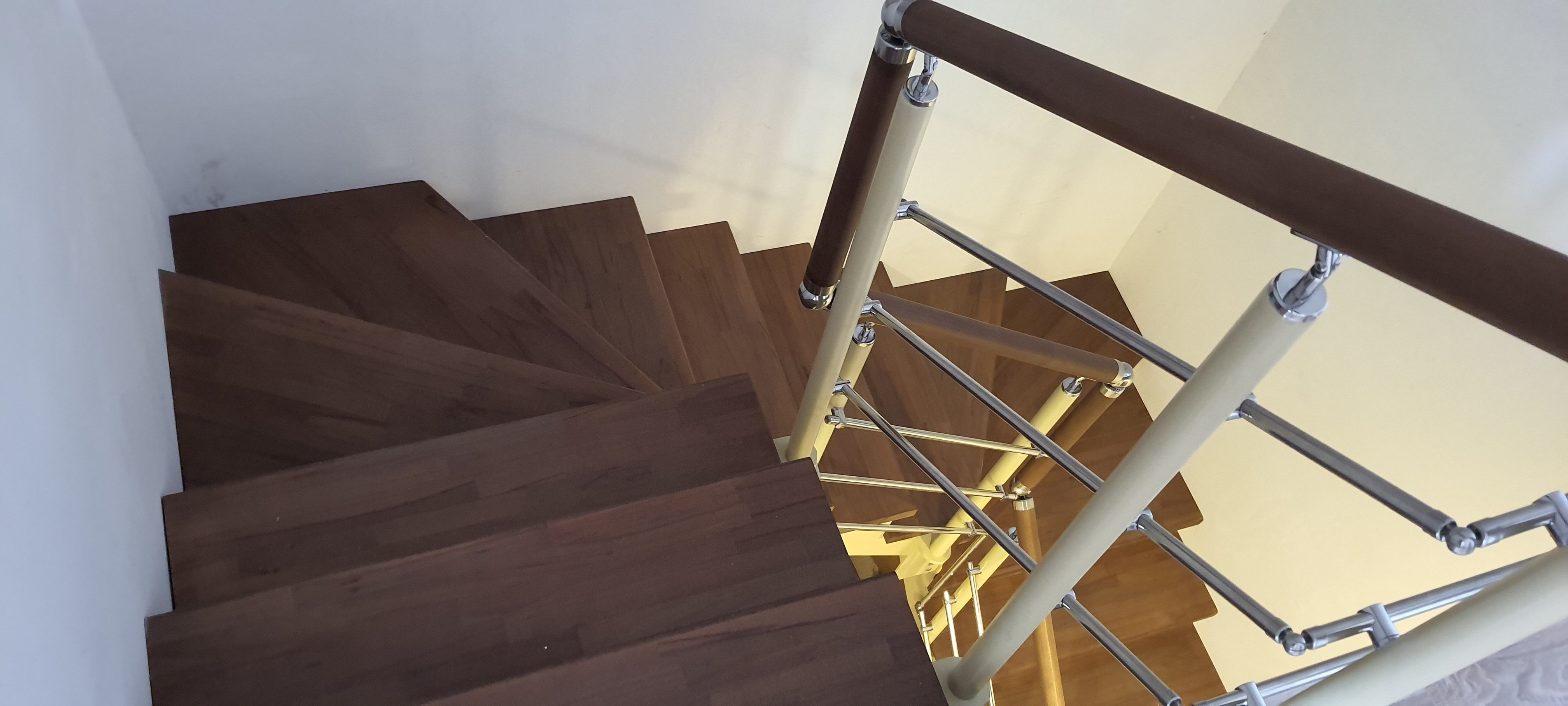 Лестница с комбинированными перилами