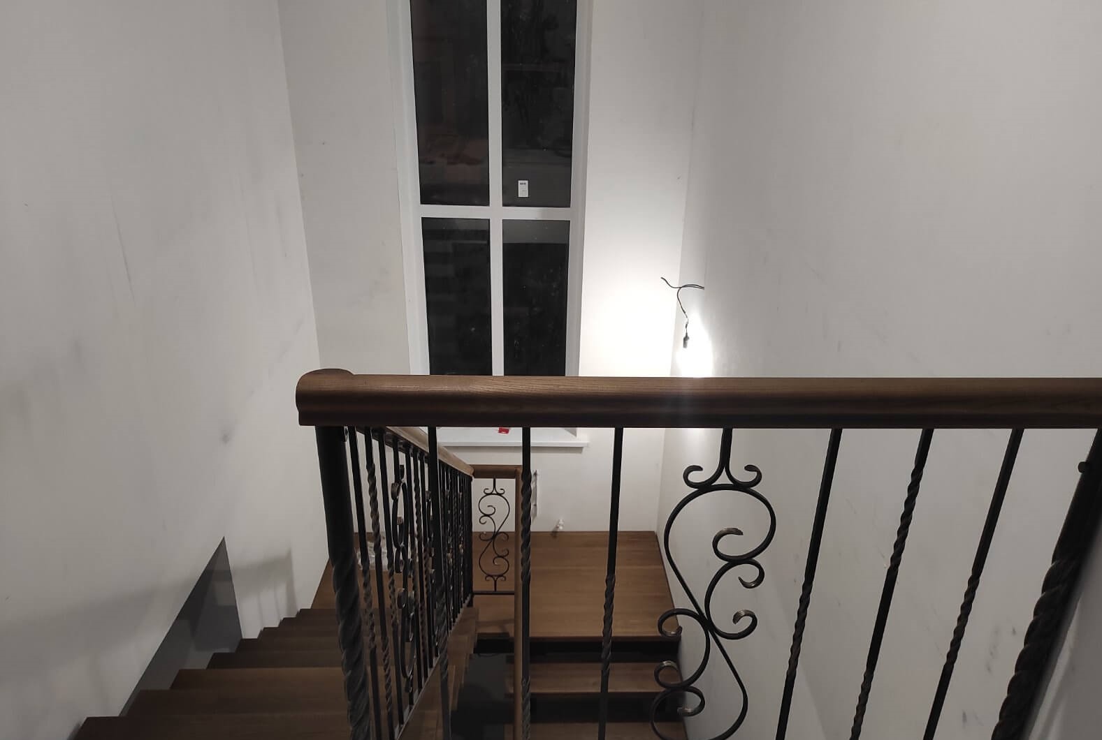 Лестница на ломаном косоуре, ступени ясень